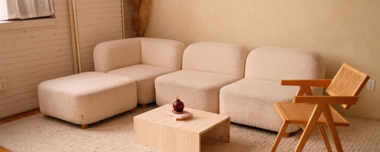 Warm Minimalism w salonie - Jak zaaranżować przestrzeń?