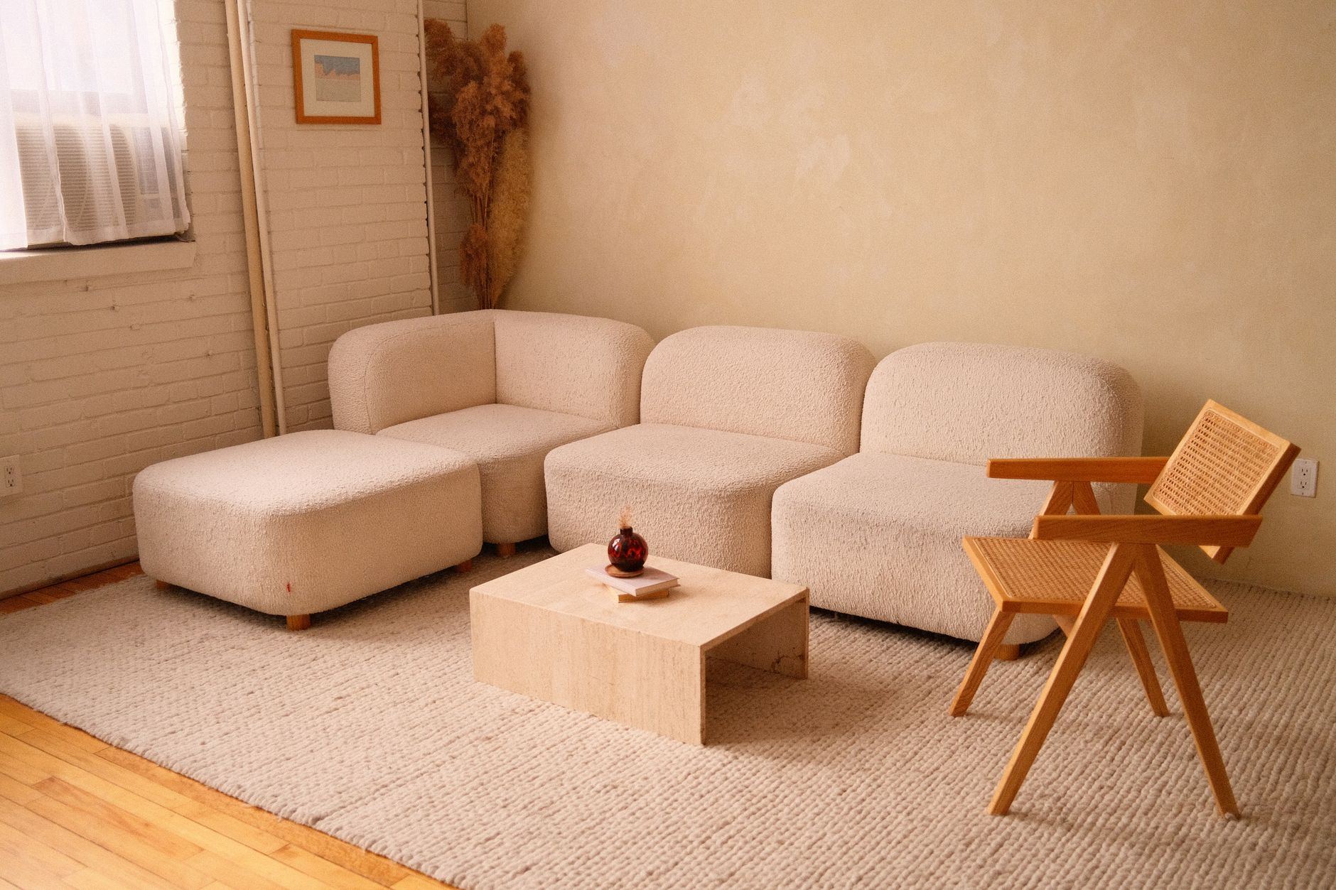 Warm Minimalism w salonie - Jak zaaranżować przestrzeń?