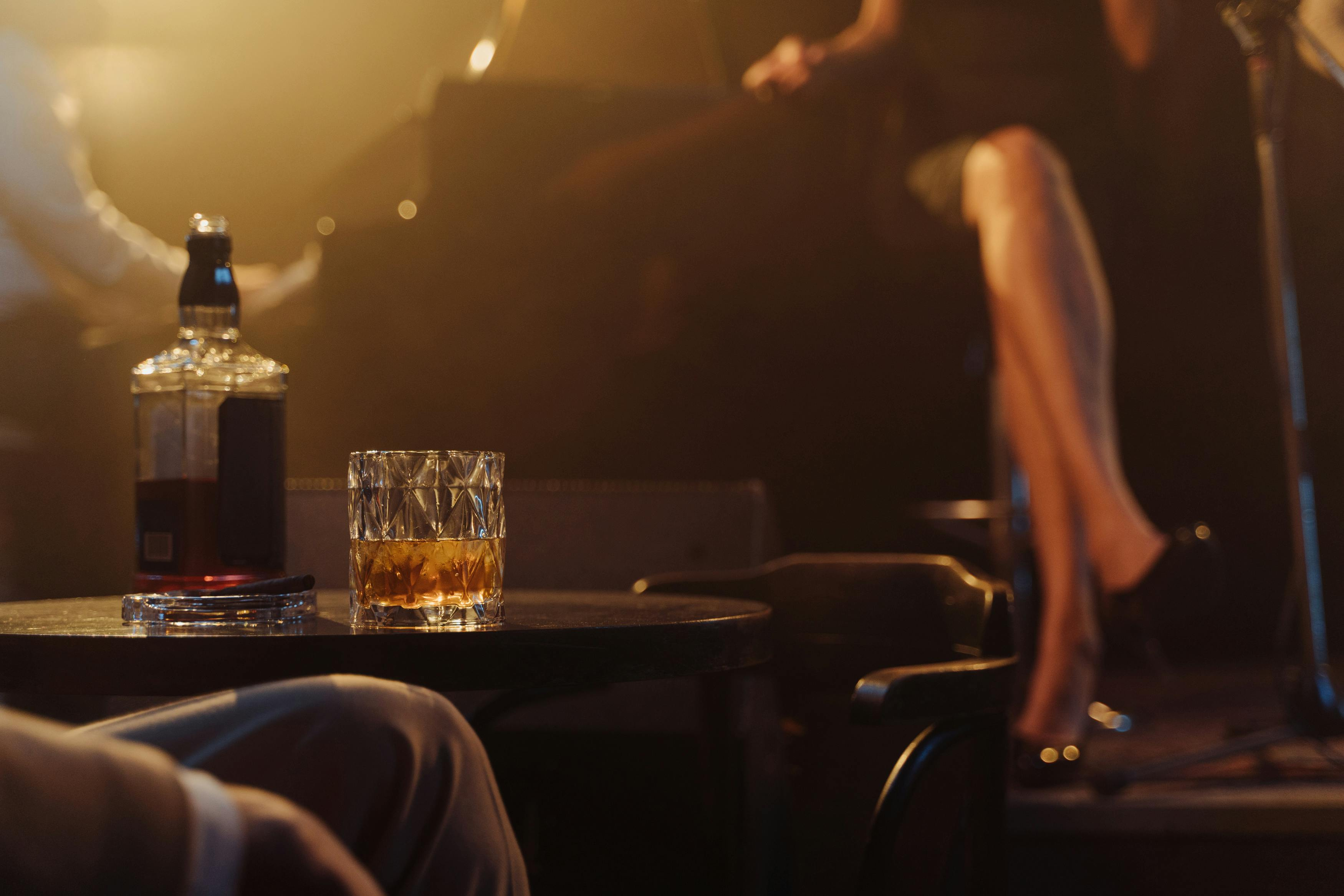 bourbon whisky w szklance na stole