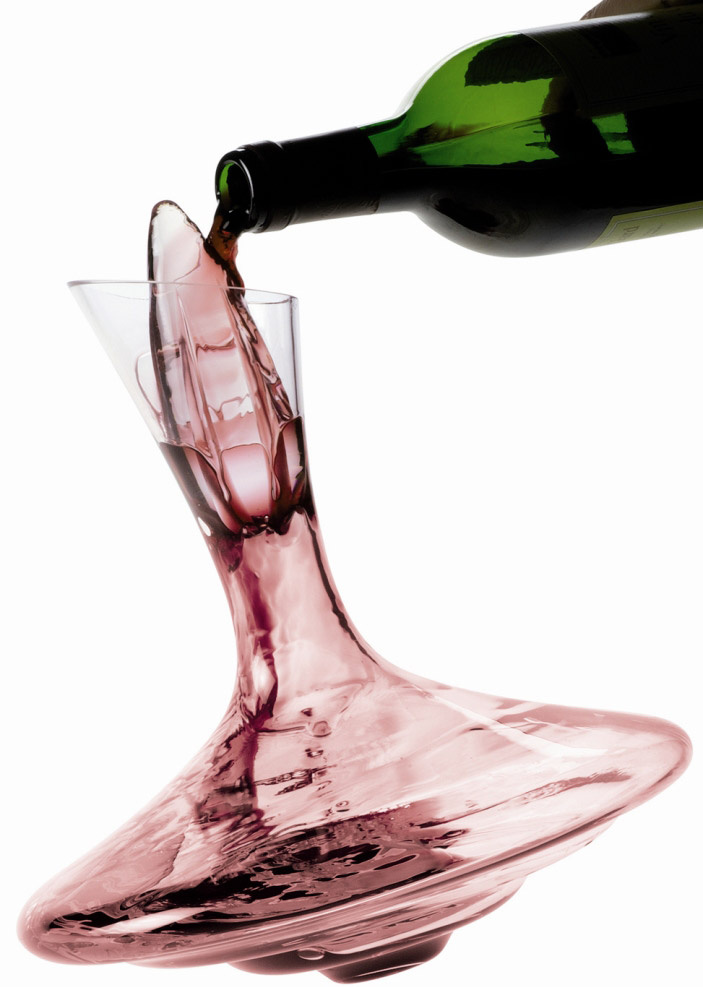 dekantacja wina połączona z jego napowietrzaniem