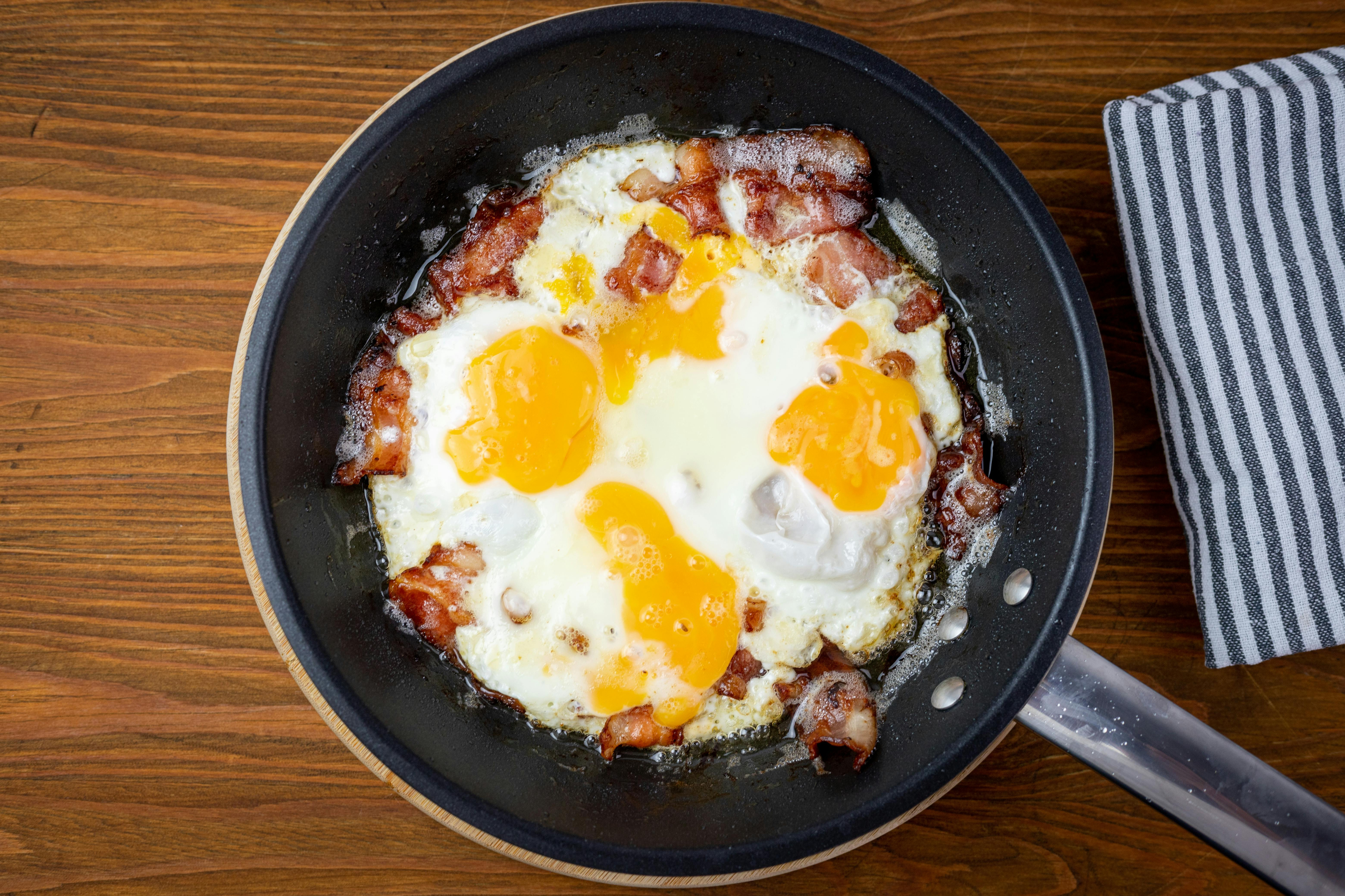 Dieta keto oraz proces keto adaptacji - keto śniadanie - jajka na boczku