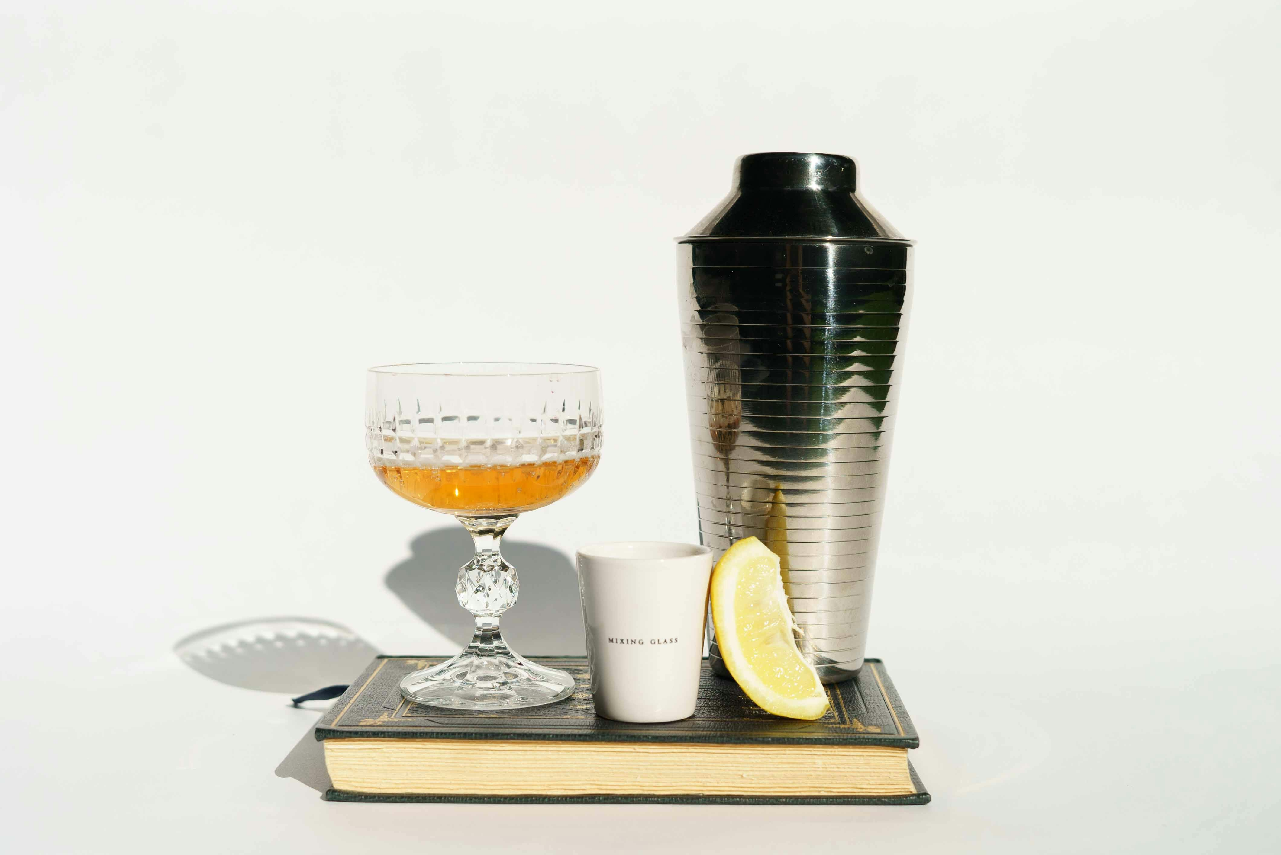 drinki z whisky - Whisky sour plus kawałek pomarańczy