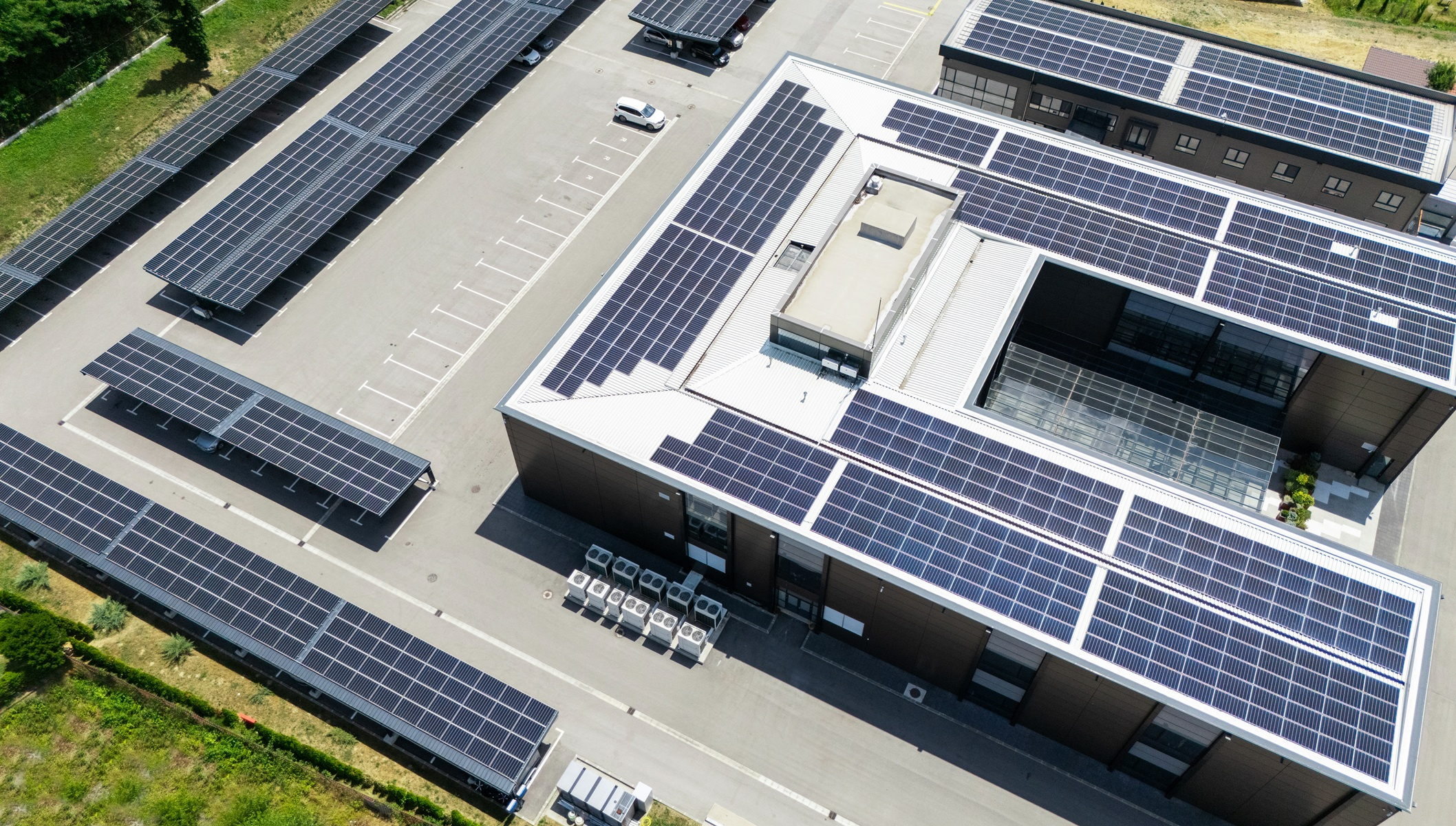 Instalacja fotowoltaiczna na dachu budynku firmowego produkująca energię elektryczną na własne potrzeby przedsiębiorstwa