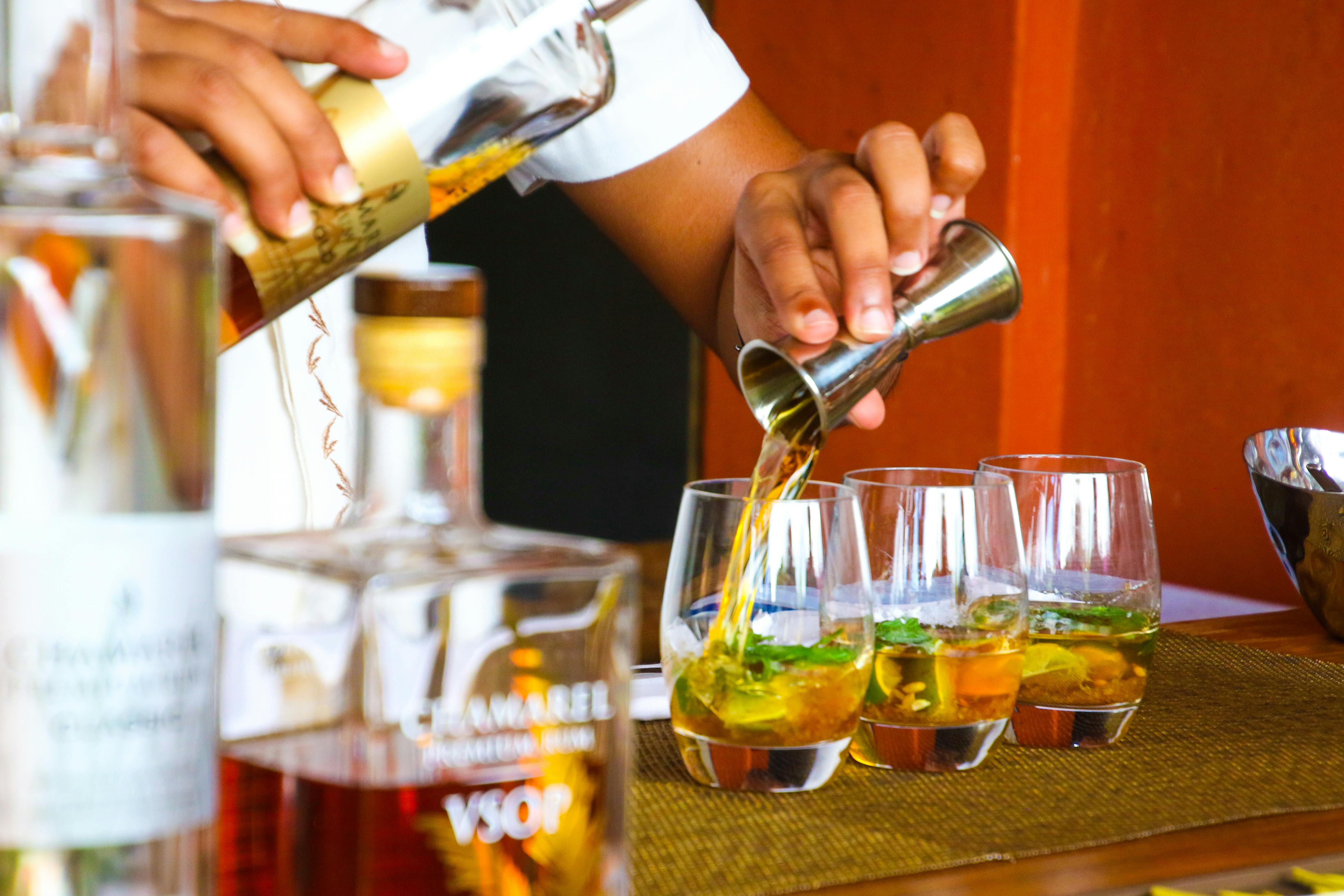 jak pić whisky - drink z whisky i dodatkiem syropu cukrowego - idealny koktajl na bazie whisky