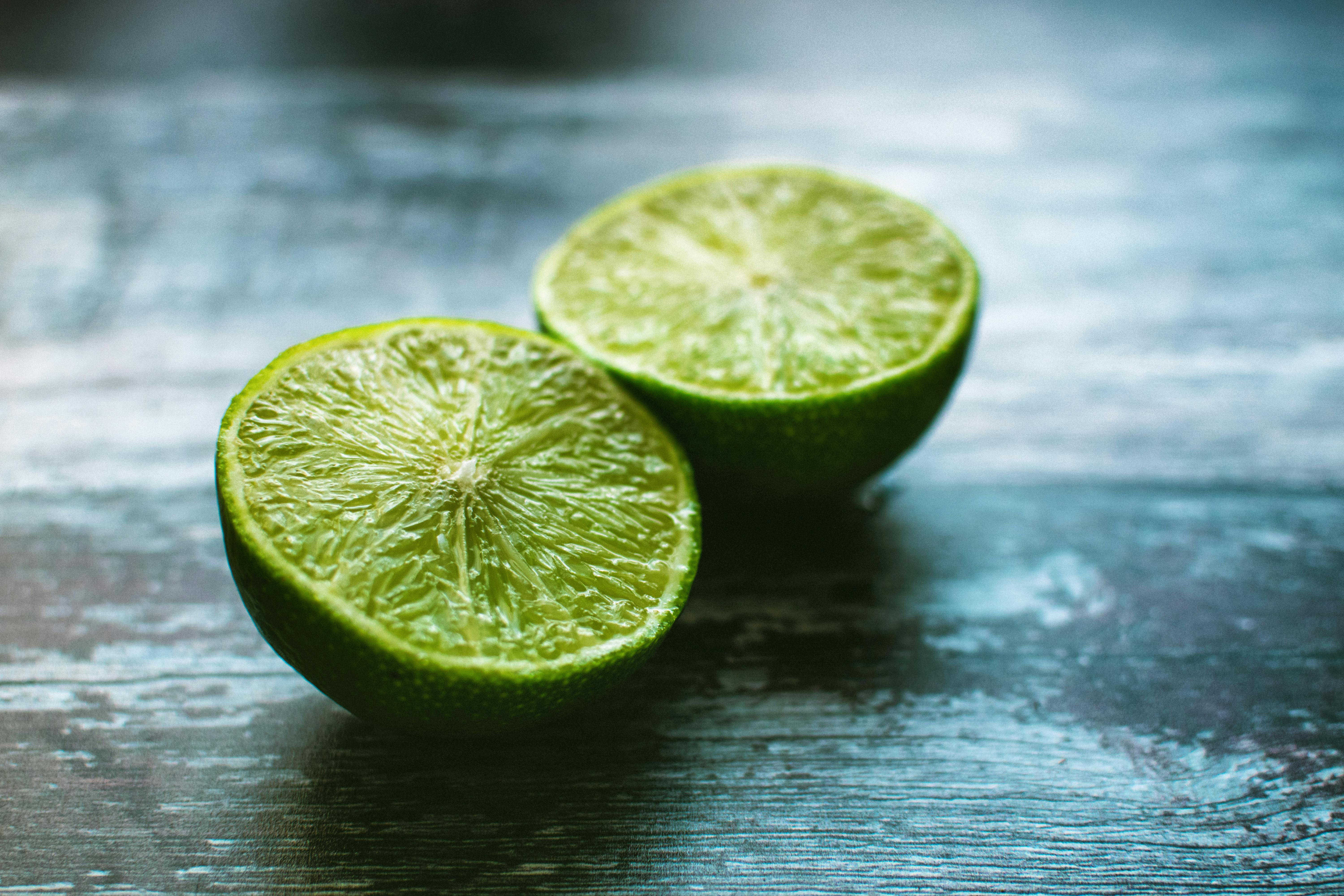 limonki owoc, zdjęcie przekrojonych limonek