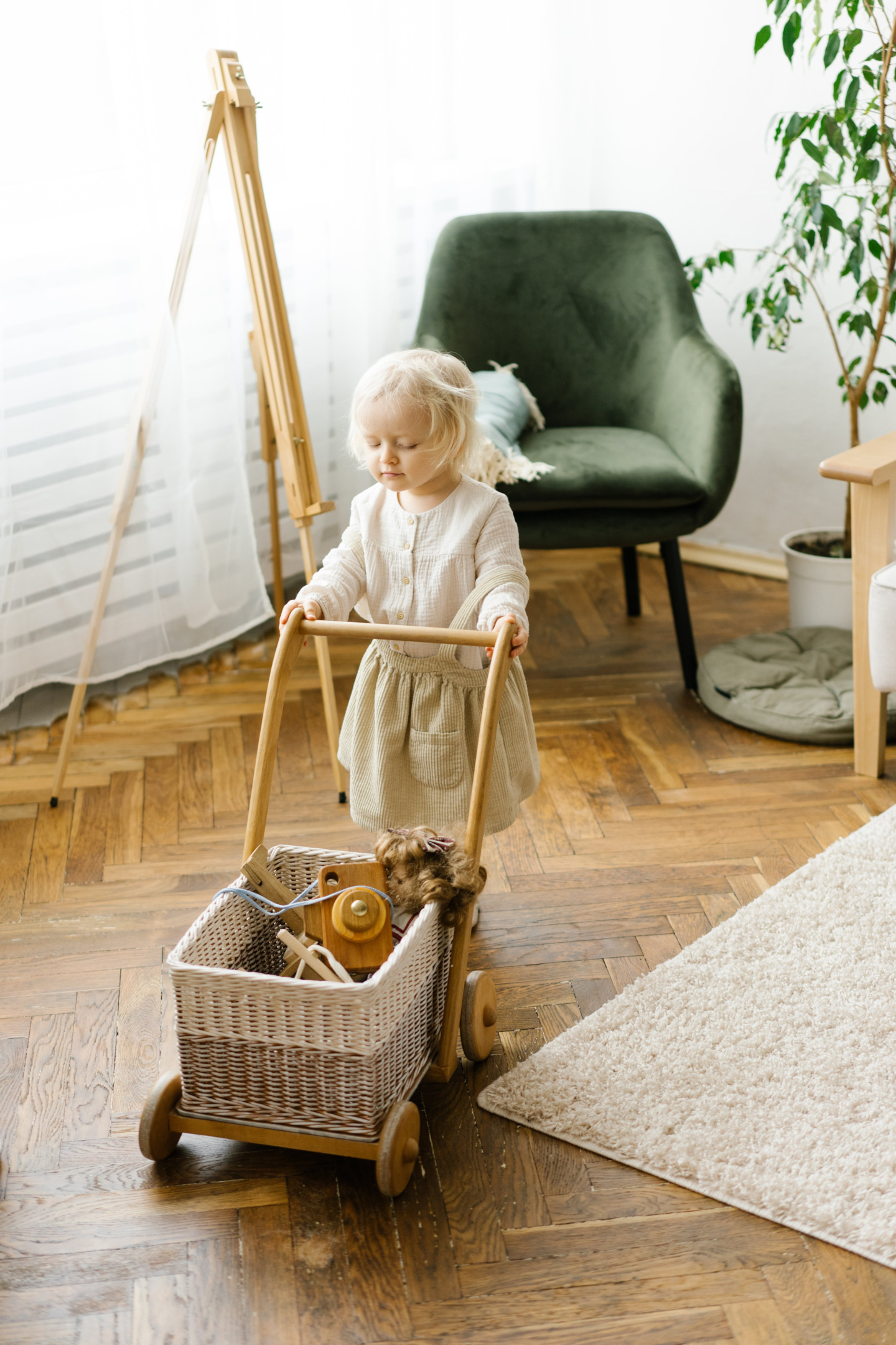 małę mieszkanie w stylu boho elementy zieleni naturalne dodatki kwiaty kosze