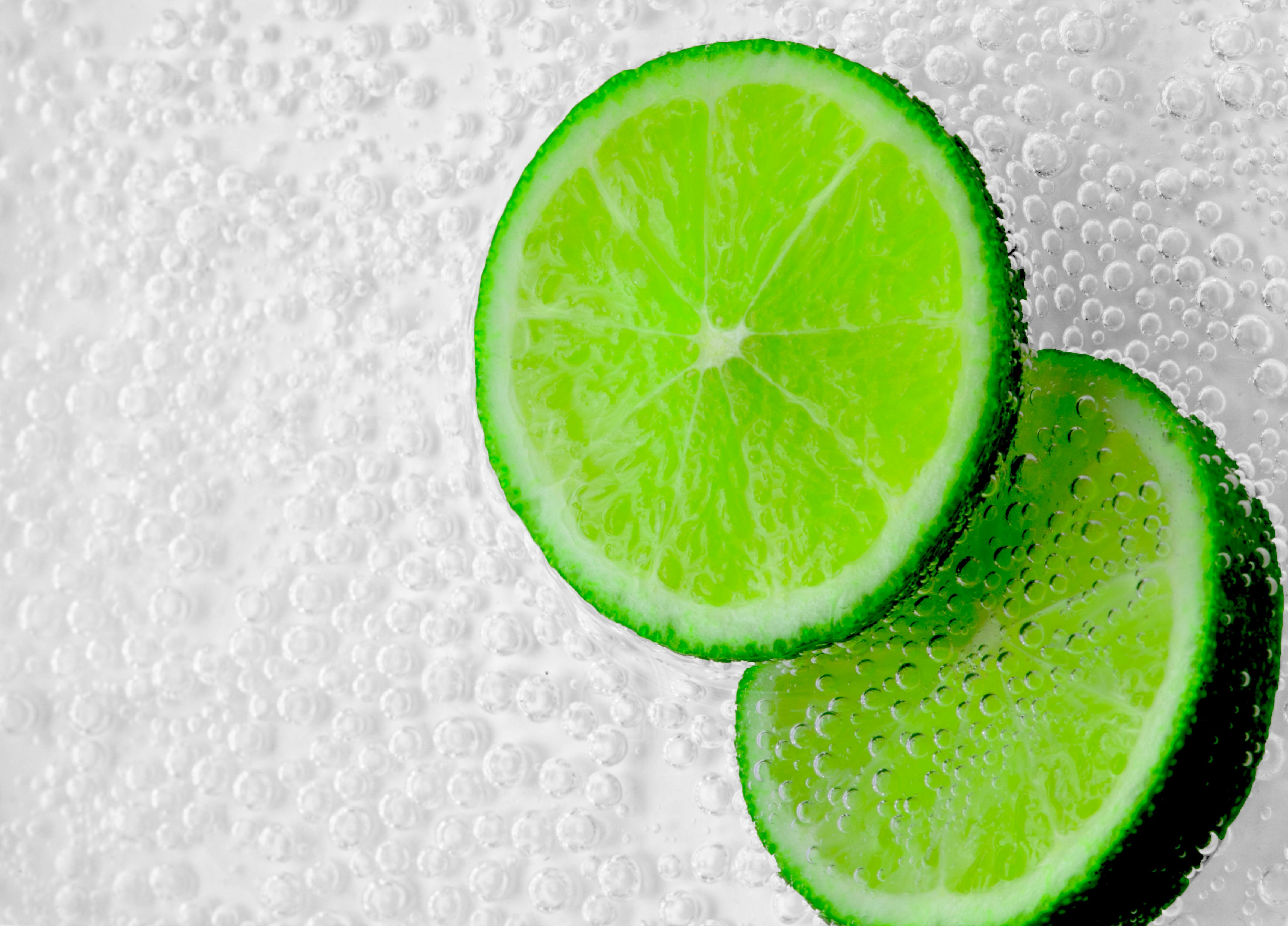 Możesz jeść owoce kiedy jesteś w ketozie. Są one cennym źródłem składników mineralnych - zdjęcie limonki