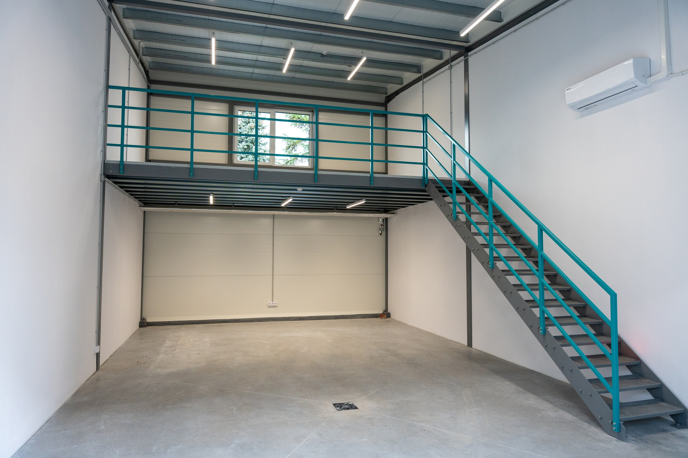 Nowoczesny magazyn samoobsługowy w okolicach Warszawy z wygodnym dojazdem i parkingiem.