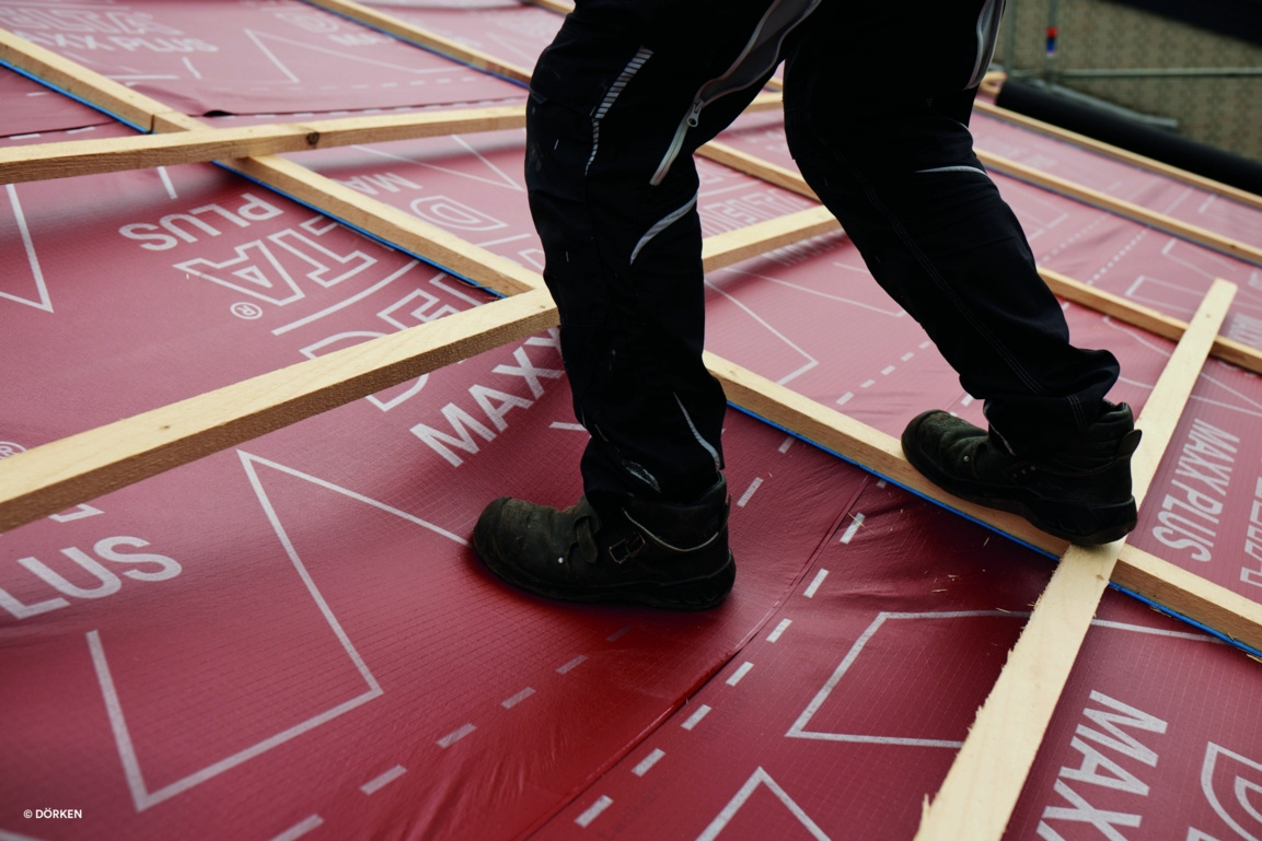 Porównanie folii niskoparoprzepuszczalnej i nowoczesnej membrany dachowej – różnice w przepływie powietrza i trwałości dachu.