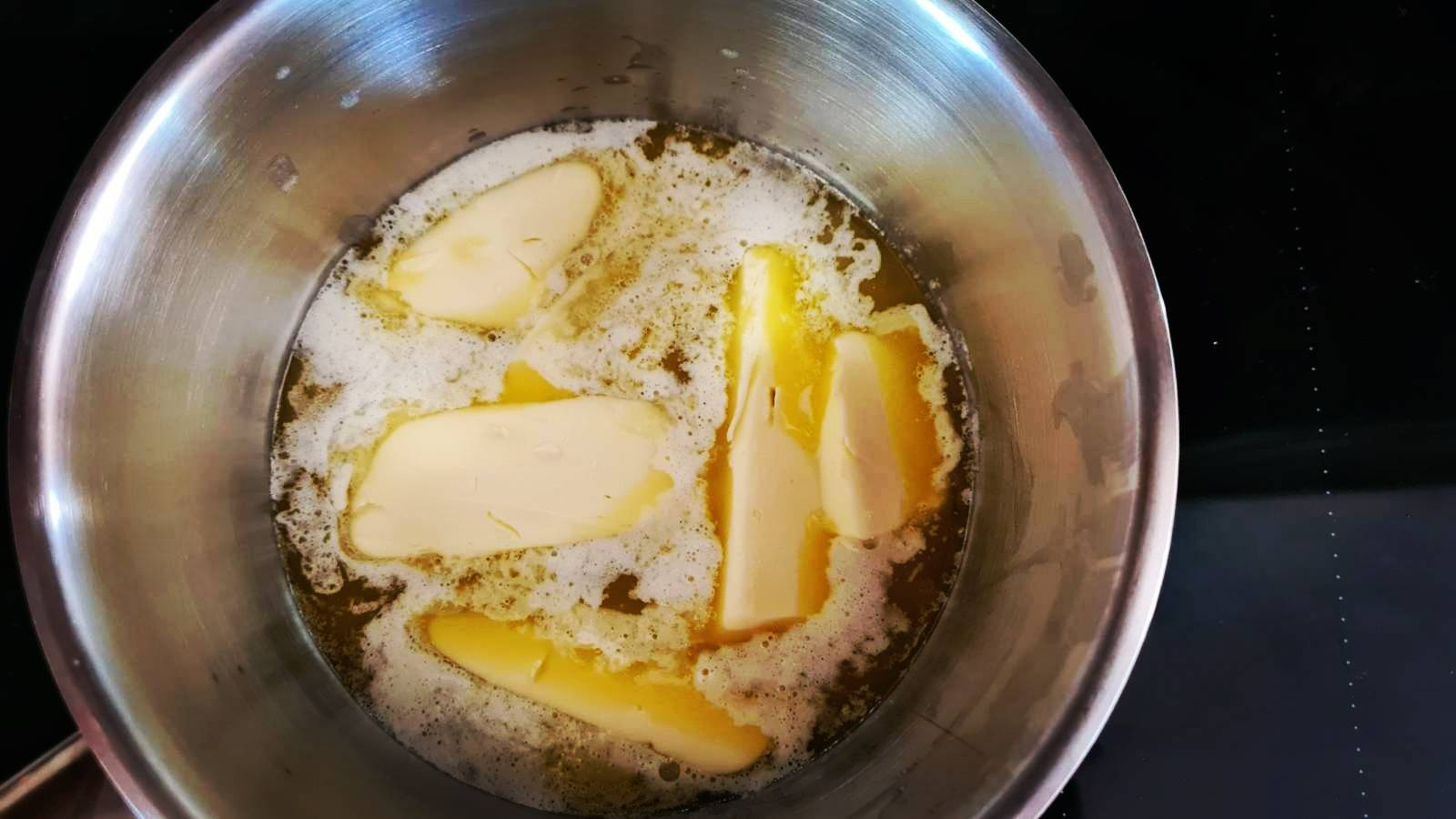 przygotowanie masła klarowanego poradnik krok po kroku - masło w garnku