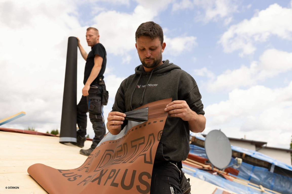 Struktura trójwarstwowej membrany dachowej zapewniająca ochronę przed wilgocią i skuteczne odprowadzanie pary wodnej spod blachodachówki.