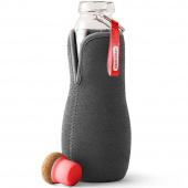 Szklana butelka na wodę z filtrem i w pokrowcu Eau Good Black Blum czerwona EGG004