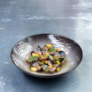 Talerz duży, płaski 31 cm, porcelanowy Revol Swell czarny piasek RV-653523-2