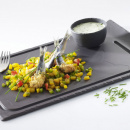 Talerz na steka z zagłębieniem na sosjerkę, imitacja łupka Basalt Revol RV-647782-3