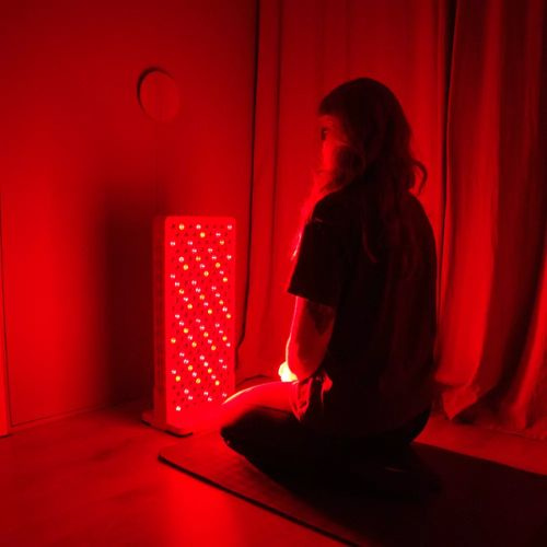 Terapia RLT - Nowoczesny panel LED do terapii RLT (Red Light Therapy) emitujący intensywne czerwone światło wspomagające regenerację mitochondriów.
