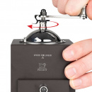 Tradycyjny młynek do pieprzu z korbką Peugeot D'Olivier Roellinger czekoladowy PG-25601