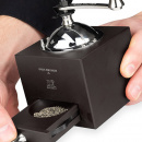 Tradycyjny młynek do pieprzu z korbką Peugeot D'Olivier Roellinger czekoladowy PG-25601