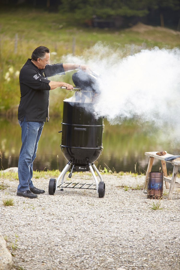 grill węglowy i wędzarka ogrodowa w jednym