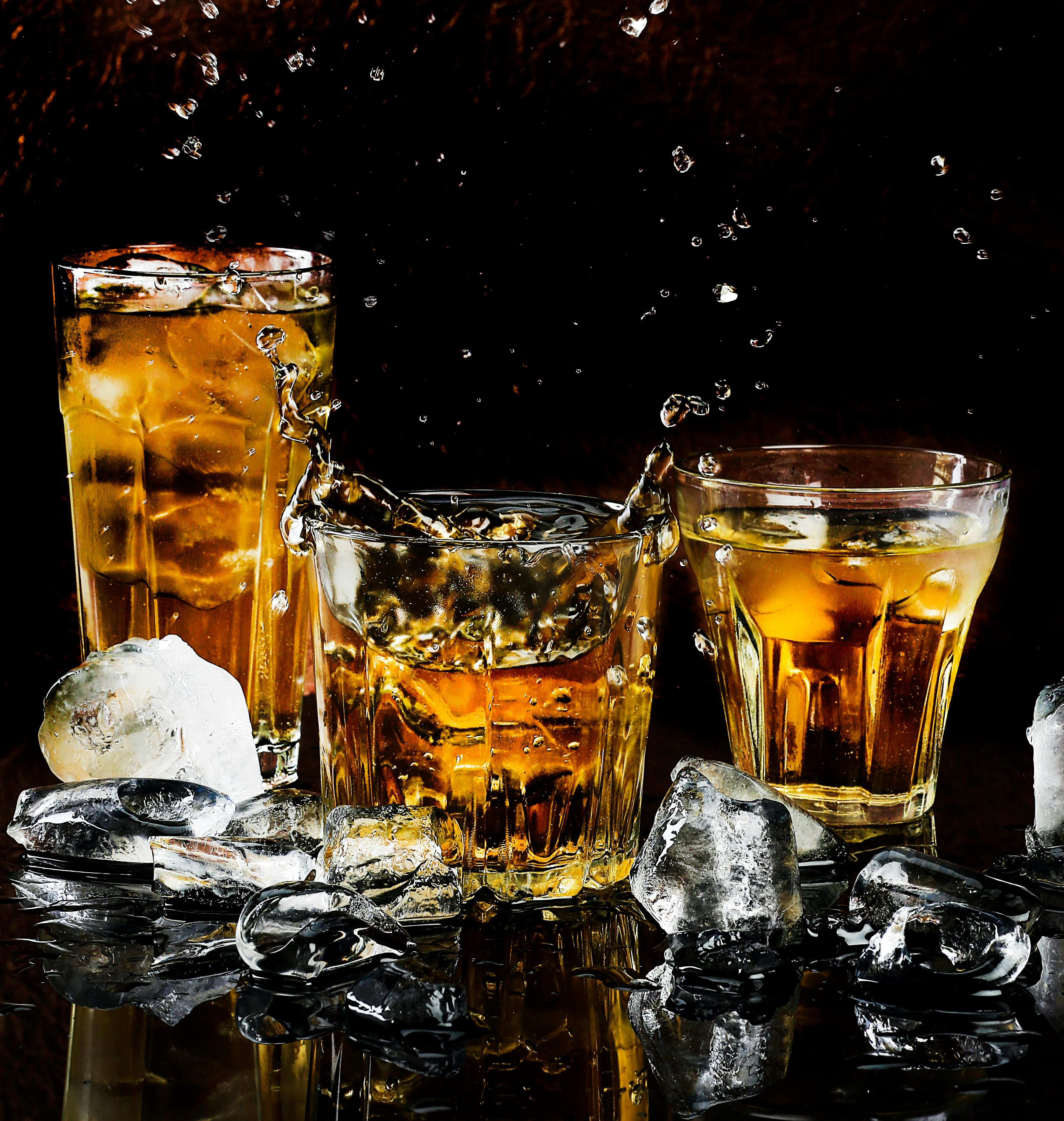 whisky on the rocks koktajli na bazie whisky - do niskiej szklanki z whiskey dodaj lód