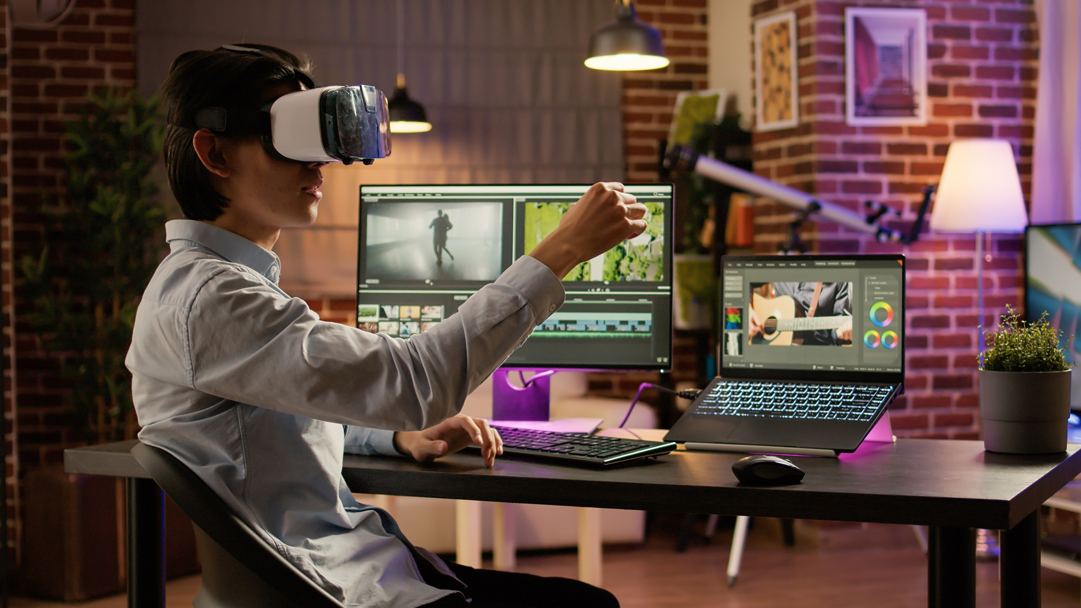 Widok 360 stopni na zabytki w goglach VR jako element wirtualnej wycieczki na lekcji historii.