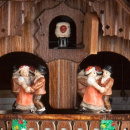 Zegar z kukułką, domek z dzwonnicą, tańczące pary, koło młyńskie Hones 39 cm HS-6777T