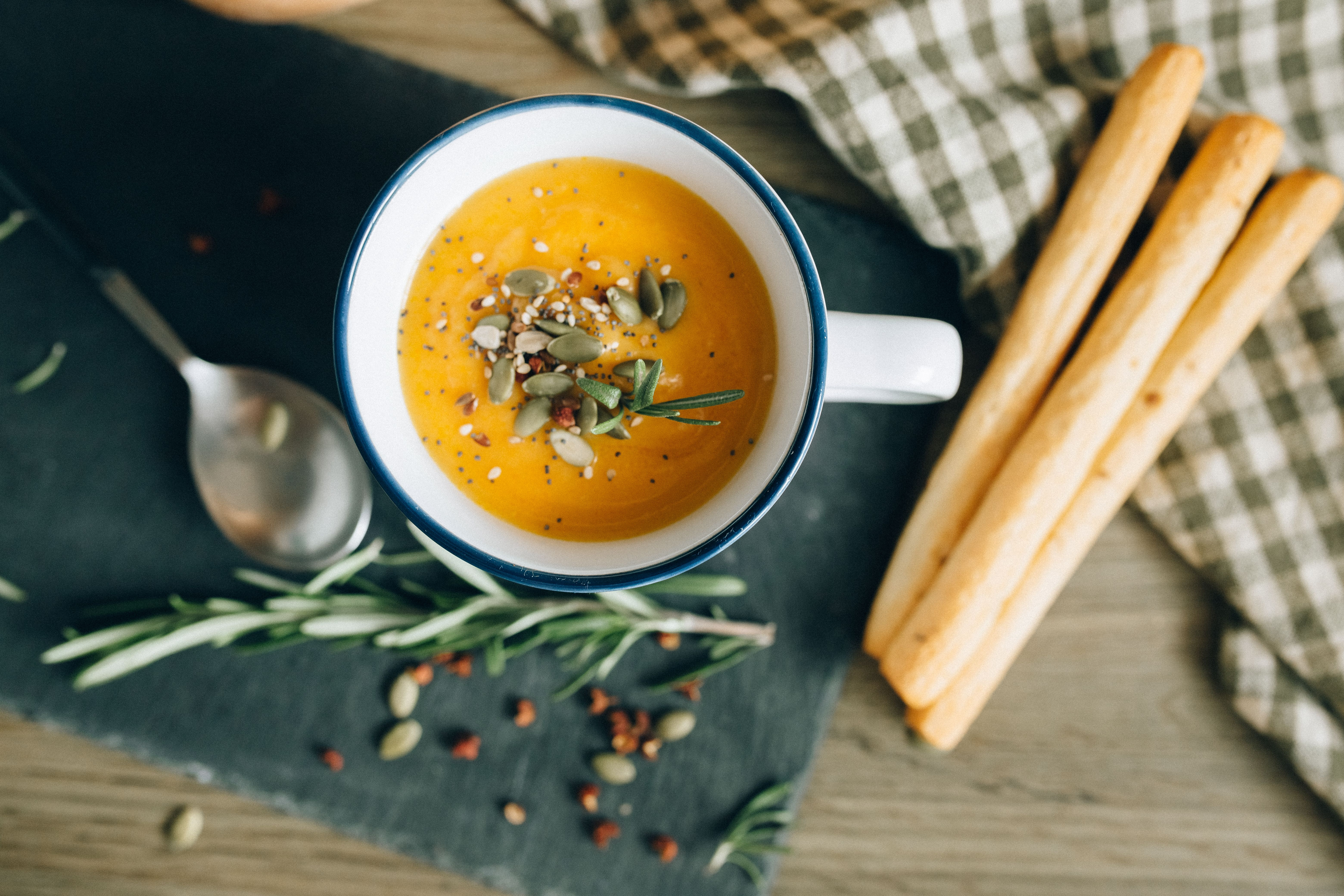 Zupa krem z dyni i marchwi z łyżką jogurtu naturalnego - lekkostrawne danie obiadowe